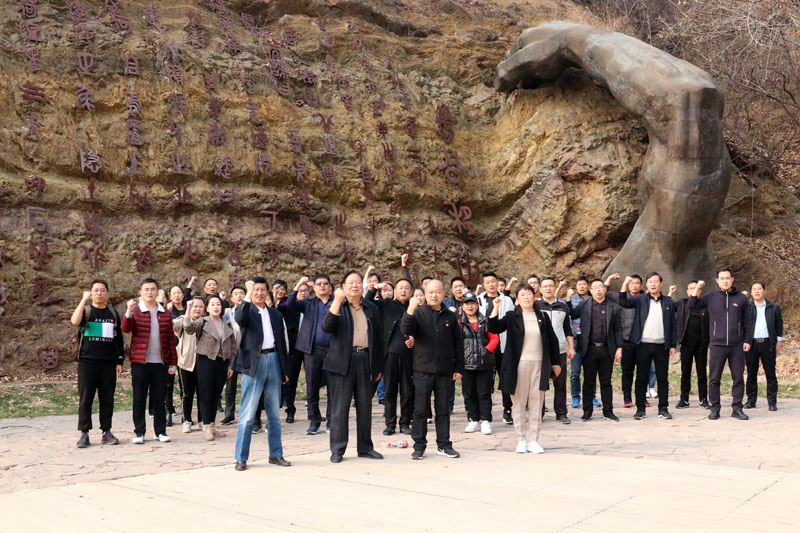 3大力神臂下,党员干部纷纷撸起袖子合影留念.jpg 3大力神臂下,党员干部纷纷撸起袖子合影留念.jpg