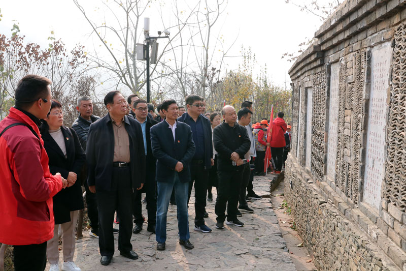 党员同志们走上愚公路,欣赏历代文人对愚公精神的评价,身临其境地感受了愚公移山精神.jpg 党员同志们走上愚公路,欣赏历代文人对愚公精神的评价,身临其境地感受了愚公移山精神.jpg