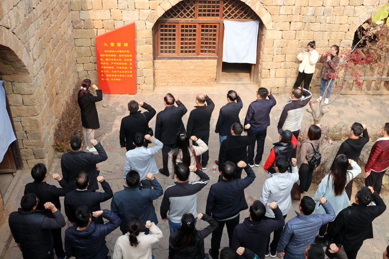 2在觉悟院,党员干部重温了入党誓词.jpg 2在觉悟院,党员干部重温了入党誓词.jpg